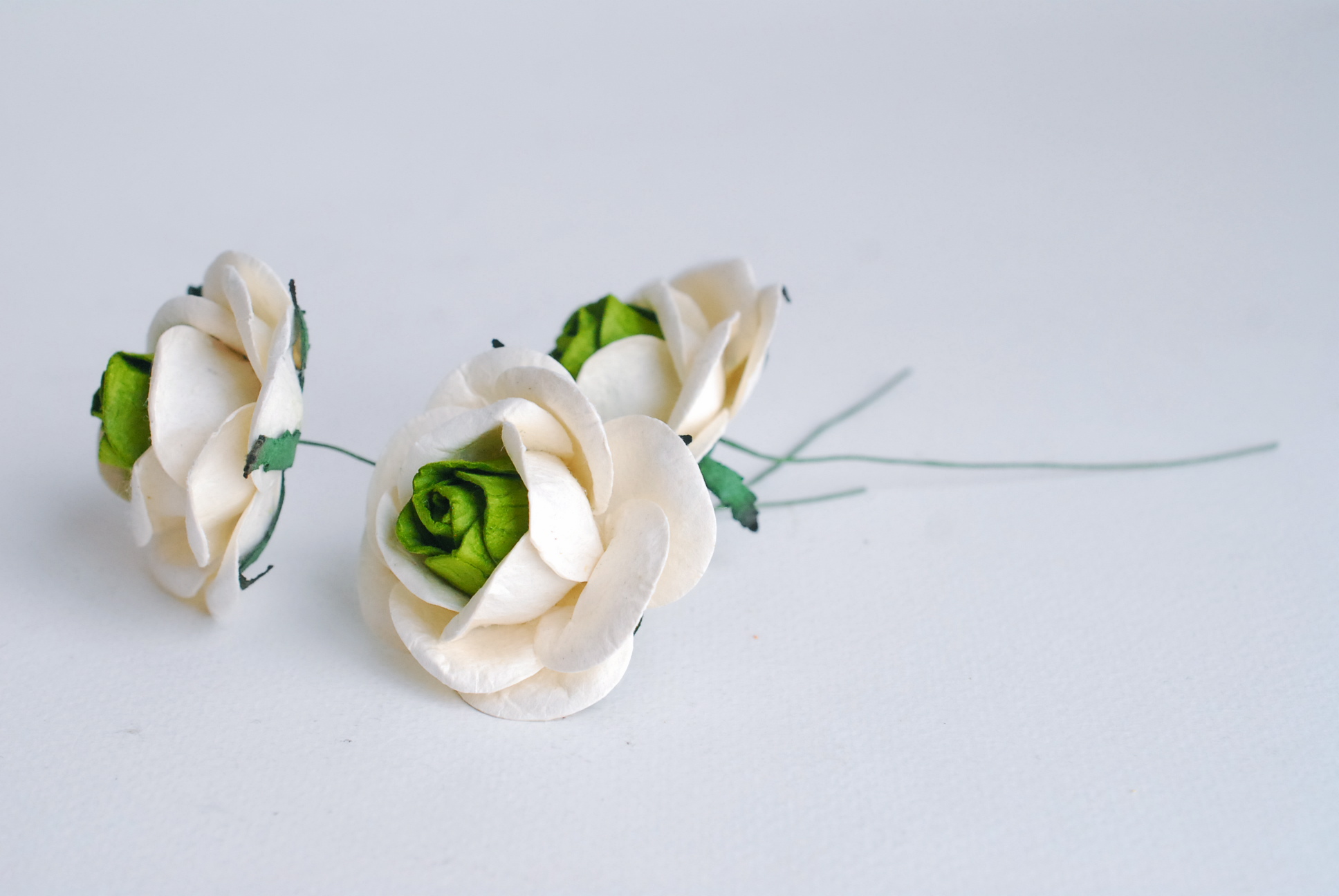 ดอกไม้กระดาษสา ดอกกุหลาบกระดาษ ดอกไม้กระดาษสา งานประดิษฐ์ ราคาส่ง ขนา่ด 4.5 cm., สำหรับของชำร่วย, งานแต่งงาน,สีเขียว-ขาว Paper flower,20 Pieces mulberry rose, 4.5 cm. medium green-white color.