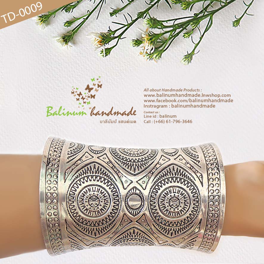 Silver Thai Traditional Vintage Open Wide Bangle in Bohemian Antique Style กำไลวินเทจสลักลาย สีเงินรมดำ สไตล์โบฮีเมียนแอนทีค สวมใส่ง่าย เพราะเป็นแบบง้าง เงิน (Silver)