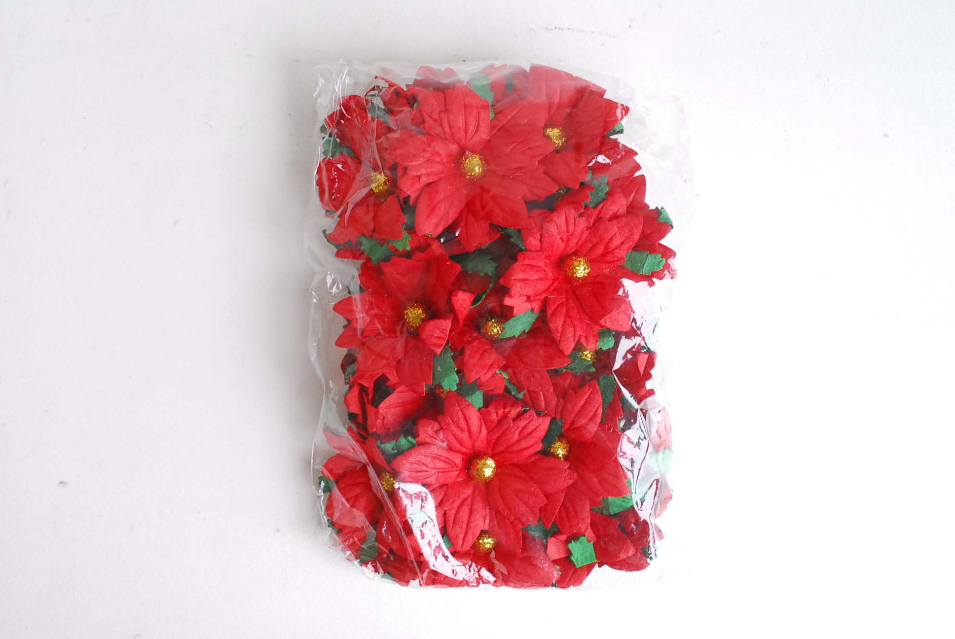 ดอกไม้กระดาษสา ดอกคริสมาส ดอกไม้กระดาษสาราคาส่ง ดอกไม้กระดาษสำหรับตกแต่งของชำร่วย งานแต่งงาน ทำช่อดอกไม้ติดอกเจ้าบ่าว ข้อมือดอกไม้เจ้าสาว ขนาด5.5cm. 25 ดอก สีแดง เกสรสีทอง Paper flowers supplies: DIY wedding tools: christmas flowers in red color.