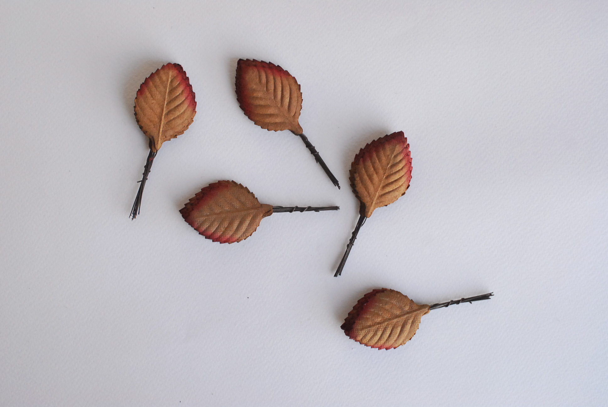 ใบไม้กระดาษ ใบไม้กระดาษสา ราคาส่ง,ใบไม่้กุหลาบกระดาษ สำหรับดอกกุหลาบกระดาษสา ใบไม้ประดิษฐ์ สำหรับตกแต่ง หรืองานแต่งงาน สีน้ำตาลปัดแดง ขนาด 4.5x2.5 cm. จำนวน 50 ใบ