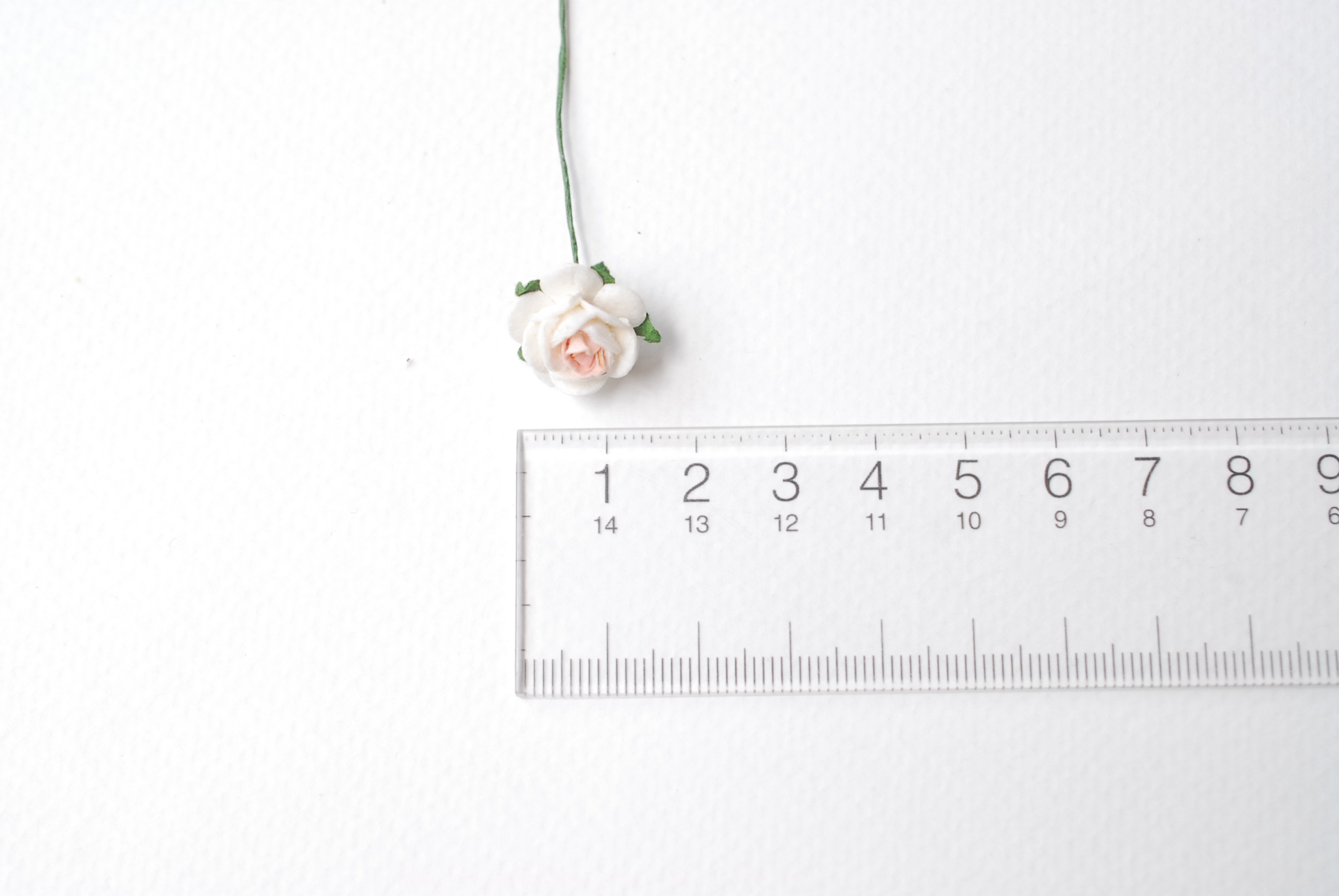 ดอกไม้กุหลาบกระดาษสา, ดอกกุหลาบจิ๋ว, ดอกไม้กระดาษสาขายส่ง สีชมพูพีชจุด- ขาว ขนาด 1.5 cm. จำนวน 100 ดอก Paper Flowers size 1.5 cm., mini roses pale pink–white color, 100 pcs.