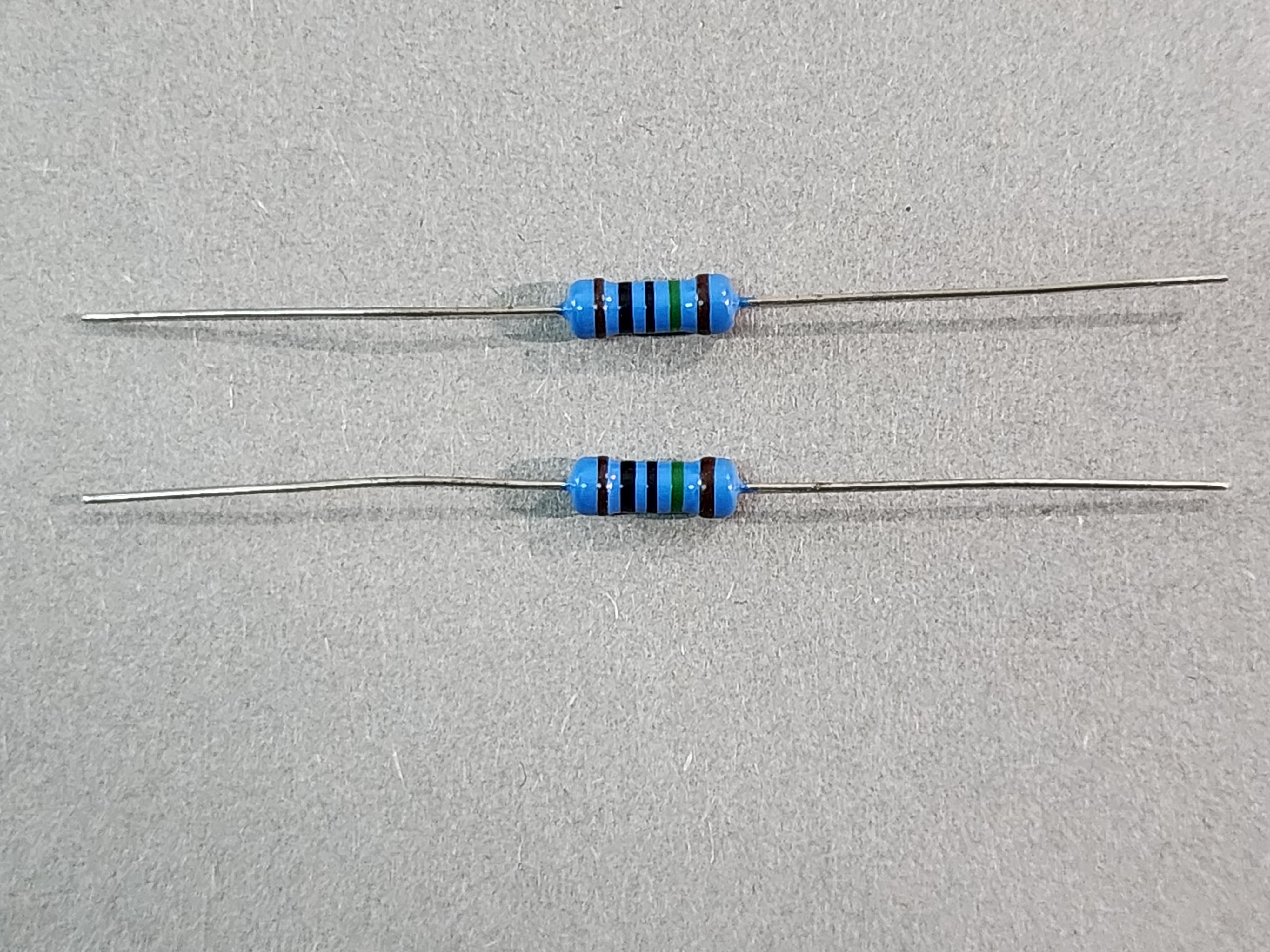 ตัวต้านทาน 10M Ohm ±1% 5 แถบสี มีสีอะไรบ้าง ?