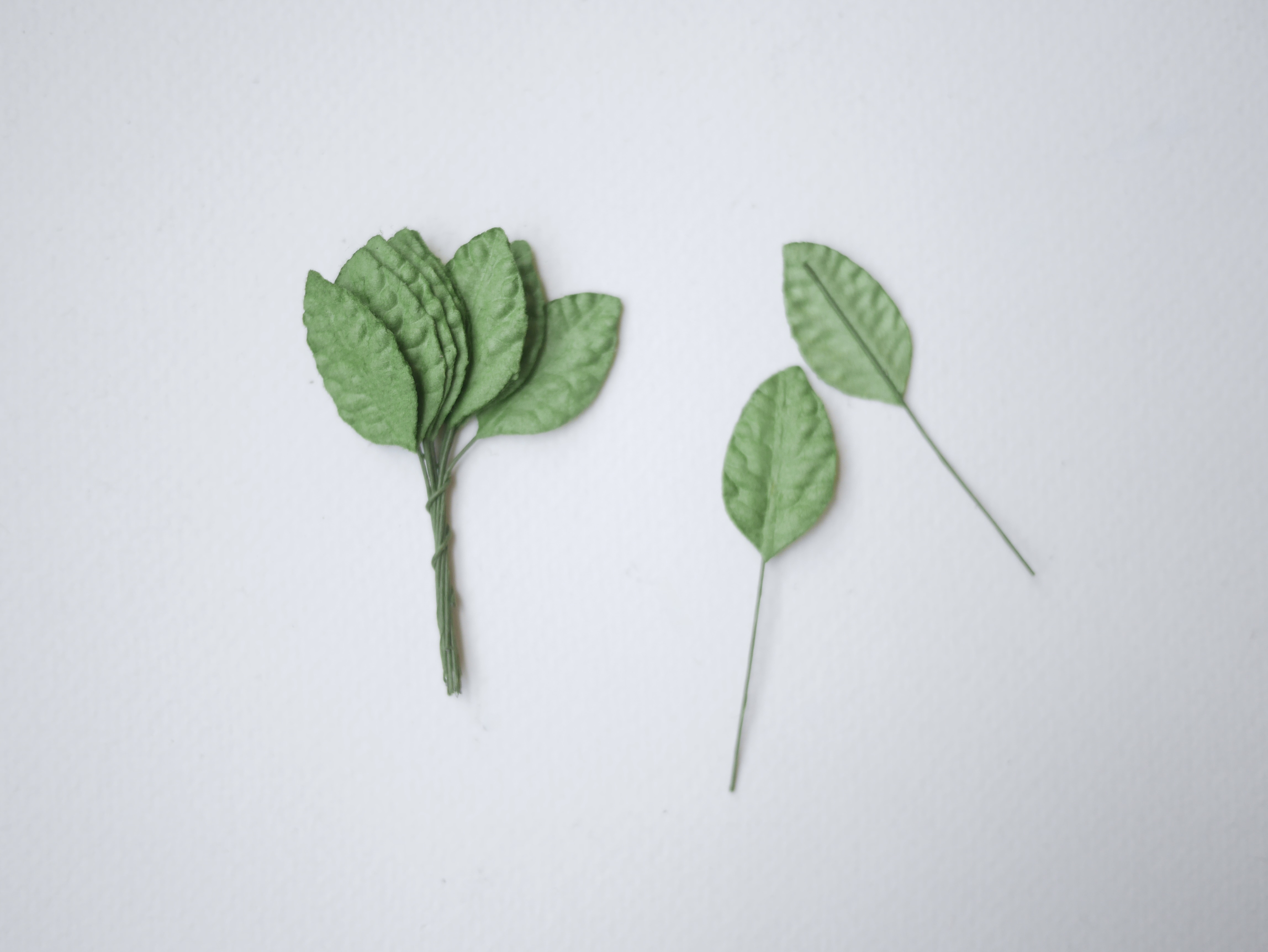 ใบไม้กระดาษ ใบไม้กระดาษสา ราคาส่ง,ใบไม้กุหลาบกระดาษ สำหรับดอกมะลิกระดาษสา ใบไม้ประดิษฐ์ สำหรับตกแต่ง หรืองานแต่งงาน สีเขียว ขนาด 2.5x1.5 cm. จำนวน 100 ใบ