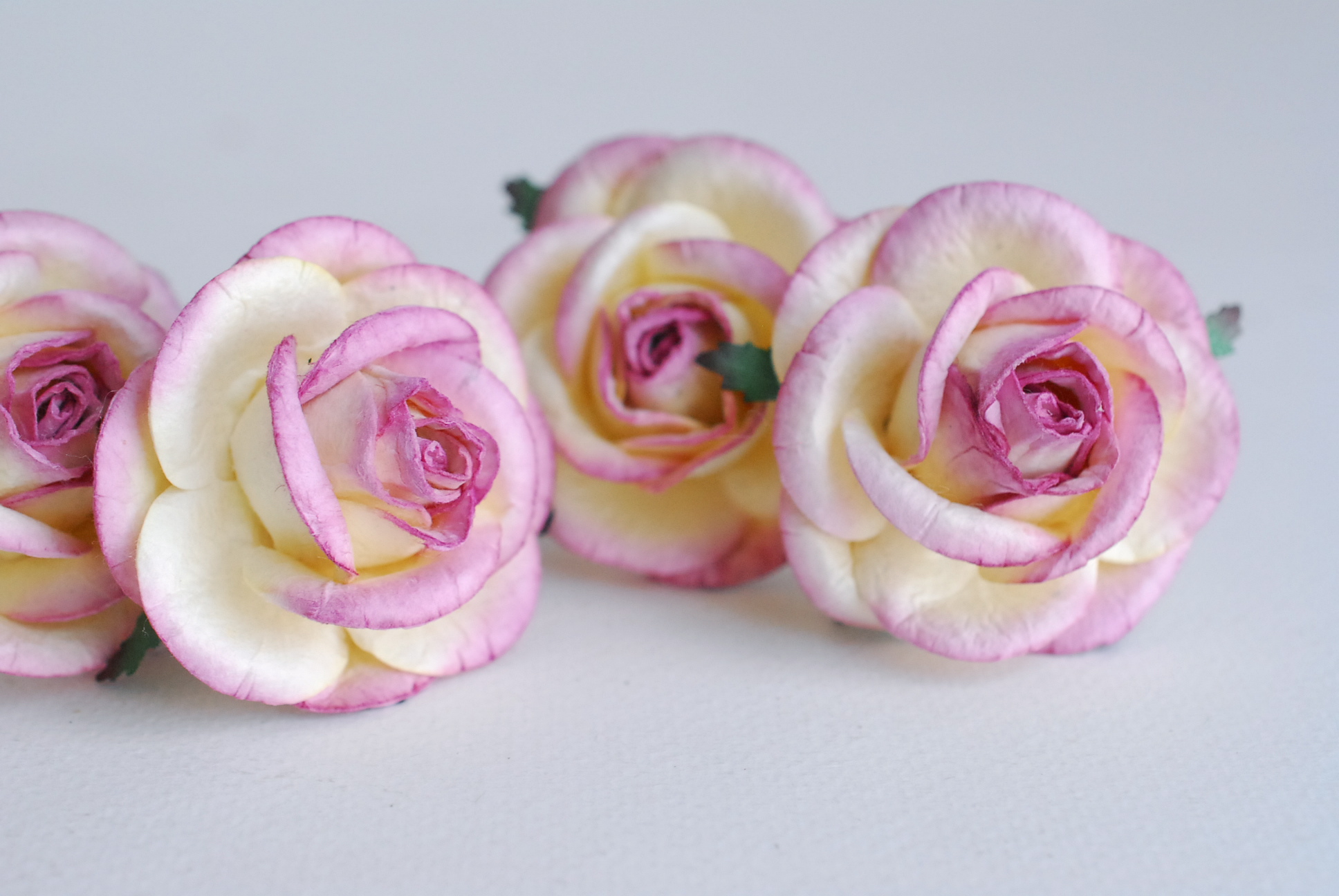 ดอกไม้กระดาษสา ขนา่ด 4.5 cm., สำหรับของชำร่วย, งานแต่งงาน,สีชมพูม่วงปัดสีครีม Paper flower,20 Pieces mulberry rose, 4.00 cm. berry brush ivorycolor.