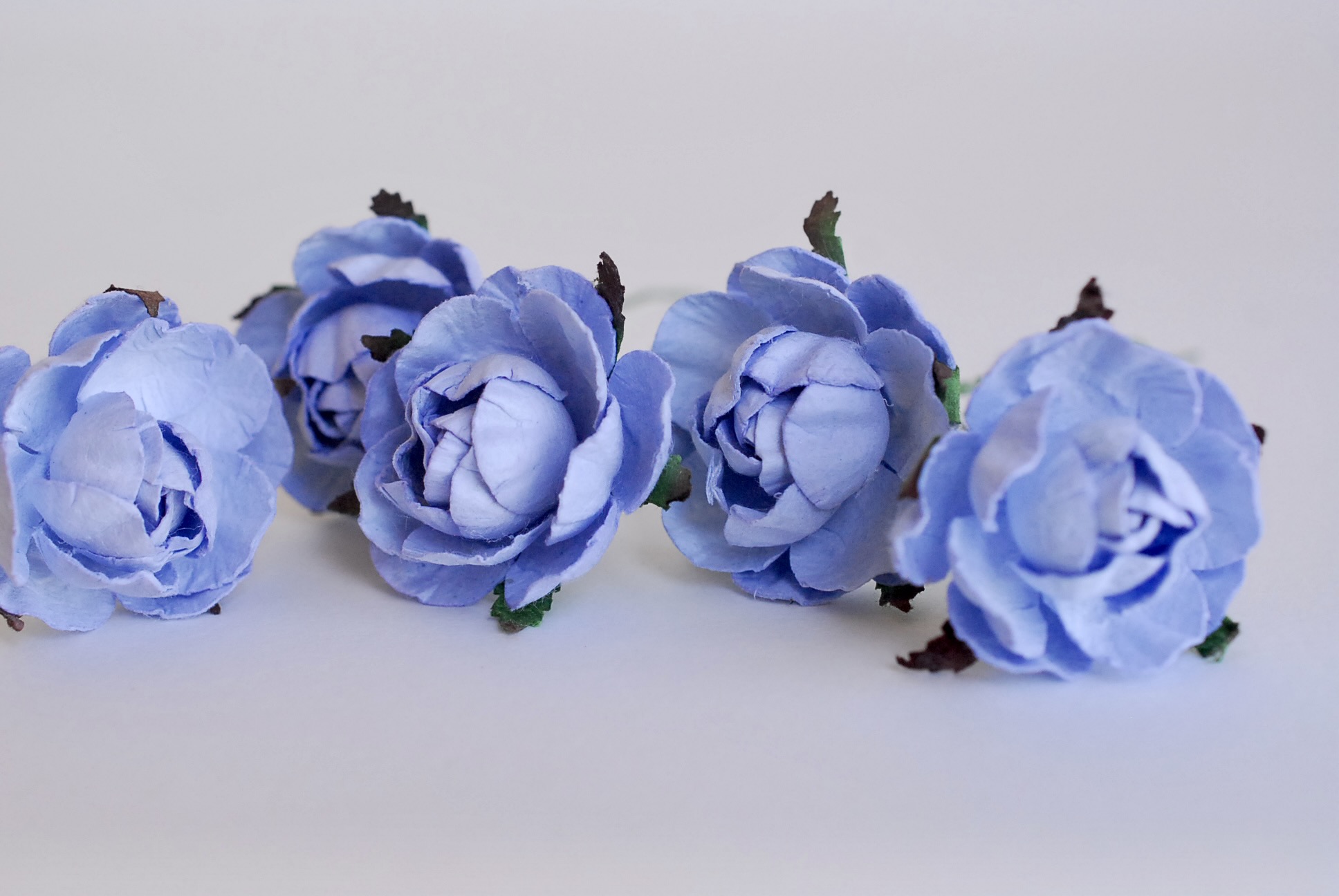 ดอกไม้กระดาษสาราคาส่ง, ดอกไม้กระดาษ,สำหรับตกแต่งของชำร่วย งานแต่งงาน ดอกกุหลาบกลม peony ขนาด 3.5 cm. จำนวน 25 ดอก, สีน้ำเงินตุ่น Paper Flowers, Peony flowers supplies size 3.5 cm./ 25 pieces, handmade flowers, peony pale blue color.