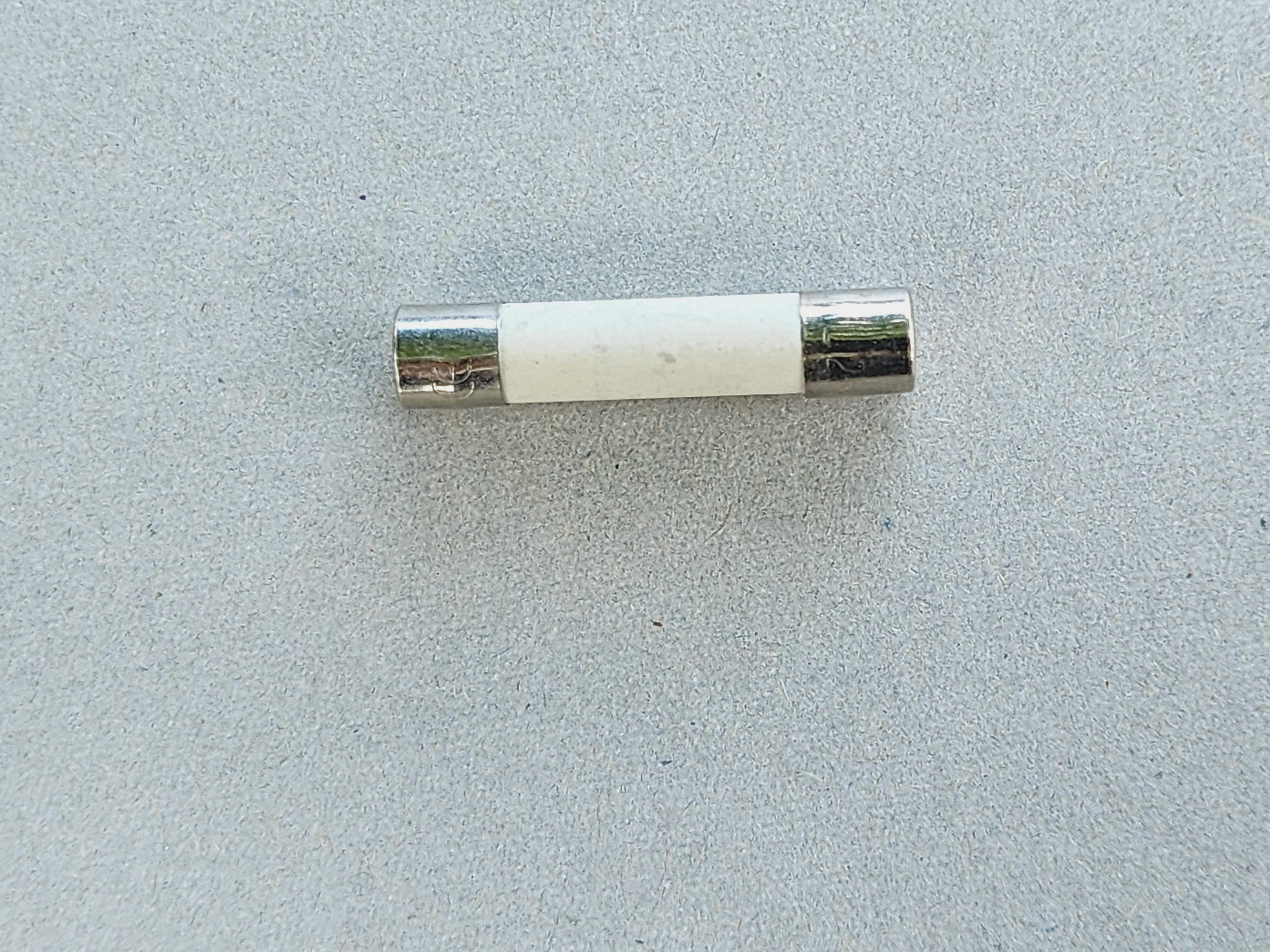 ฟิวส์เซรามิค และ สัญลักษณ์ของฟิวส์