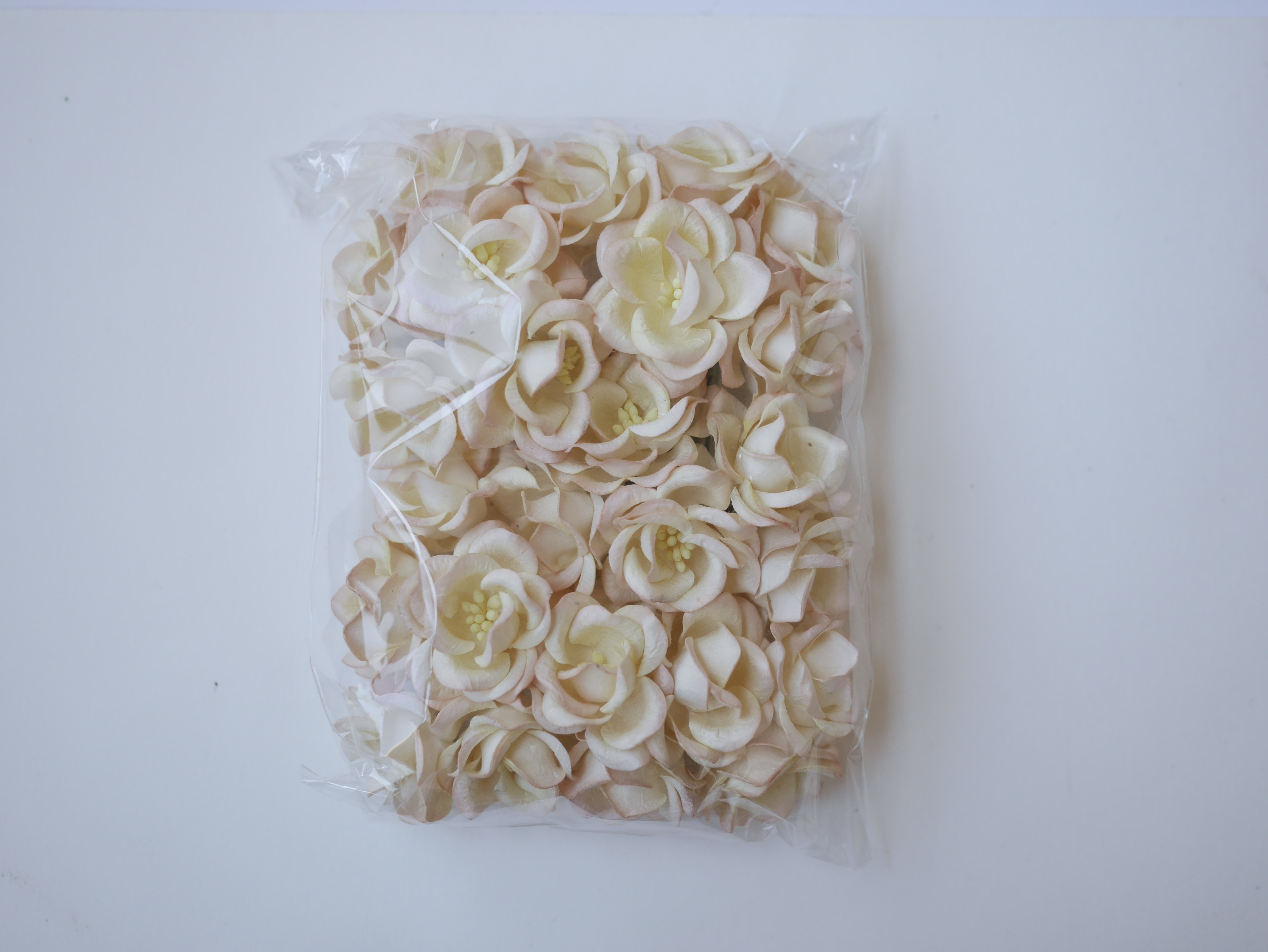 ดอกไม้กระดาษสา ดอกกุหลาบกระดาษสา ดอกไม้กุหลาบ กลีบโค้ง ดอกไม้ประดิษฐ์ สำหรับตกแต่ง หรืองานแต่งงาน สีพีชอ่อนปัดครีมขนาด 3.5 cm. จำนวน 25 ดอก เกสรสีครีม Paper flowers, handmade flowers, small roses paper size 3.5 cm. 25 pieces, peach brush cream color. poll
