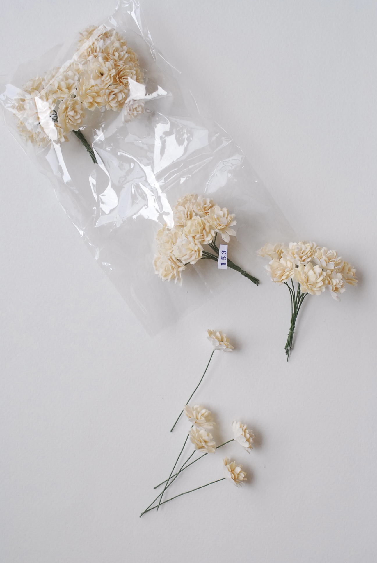 ดอกไม้ประดิษฐ์, ดอกไม้กระดาษสา, ดอก gypsophila, ดอกยิปโซ งานประดิษฐ์ตกแต่งของชำร่วย, ดอกไม้ทำพานพุ่ม,พานพวงมาลัย, พานรับไหว้, ขนาด 2 cm. สีครีม