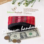 กระเป๋าอเนกประสงค์แฮนด์เมด งานผ้านากาปักมือ ใช้งานง่ายแบบซิปรูดเดียวจบ ข้างในบุผ้าซับในสีดำ สามารถใส่เงิน เหรียญ แบงค์ กุญแจ นามบัตร หูฟังซาวน์เบาท์ พาวเวอร์แบงค์ ยาดม ยาหม่อง และของใช้อเนกประสงค์ต่างๆ ได้ตามอัธยาศัยค่ะ (เนื่องจากเป็นงานแฮนด์เมด ลายผ้าจะม แดง (Red)