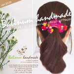 (1 ชิ้น) ยางรัดผมชาวเขาชาวดอย ที่มัดผมโดนัทพวงมาลัยปอมปอมแฮนด์เมด DIY ประดับปอมปอม ผ้า ลูกปัดไม้ และกระพรวนหลากสี สไตล์โบฮีเมียนชาวเขาชาวดอย เด็กหรือผู้ใหญ่ก็ใช้ได้ สามารถใช้รัดผม รวบผม เกล้าผม หรือมวยผมก็ได้ ดูเก๋ น่ารัก และมีสไตล์มากค่ะ หลายสี (Multi-color)