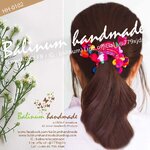 (1 ชิ้น) ยางรัดผมชาวเขาชาวดอย ที่มัดผมโดนัทพวงมาลัยปอมปอมแฮนด์เมด DIY ประดับปอมปอม ผ้า ลูกปัดไม้ และกระพรวนหลากสี สไตล์โบฮีเมียนชาวเขาชาวดอย เด็กหรือผู้ใหญ่ก็ใช้ได้ สามารถใช้รัดผม รวบผม เกล้าผม หรือมวยผมก็ได้ ดูเก๋ น่ารัก และมีสไตล์มากค่ะ หลายสี (Multi-color)