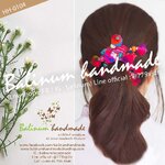 (1 ชิ้น) ยางรัดผมชาวเขาชาวดอย ที่มัดผมโดนัทพวงมาลัยปอมปอมแฮนด์เมด DIY ประดับปอมปอม ผ้า ลูกปัดไม้ และกระพรวนหลากสี สไตล์โบฮีเมียนชาวเขาชาวดอย เด็กหรือผู้ใหญ่ก็ใช้ได้ สามารถใช้รัดผม รวบผม เกล้าผม หรือมวยผมก็ได้ ดูเก๋ น่ารัก และมีสไตล์มากค่ะ หลายสี (Multi-color)
