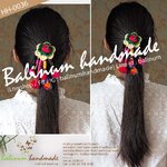 (1 ชิ้น) ยางรัดผมโครเชต์แฮนด์เมด งานถักไหมพรม รูปดอกไม้แบบระย้า สไตล์โบฮีเมียนชาวเขาชาวดอย เด็กหรือผู้ใหญ่ก็ใช้ได้ สามารถใช้รัดผม รวบผม หรือเกล้าผมก็ได้ ดูเก๋ น่ารัก และมีสไตล์มากค่ะ หลายสี (Multi-color)