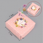 กล่องกระดาษเปิดบนลายวงกลมดอกไม้ ขนาด7.5x7.5+3cm แพ็ค50ชิ้น : 007137