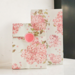 ซองกระดาษขยายข้างสีขาวลายดอกไม้สีชมพู 13x23+7.8 cm. 90 ชิ้น : Z004777