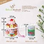 เคสยาดมพิมเสนน้ำสำลี ตราโป๊ยเซียน (กระปุก 8 CC.) งานเคส DIY โดย บาลีนัมป์แฮนด์เมด โมเดลเค้ก ประดับเรซิ่นขนมหวาน มุก ดอกไม้ ดูเก๋และสวยงามมากค่ะ มีสายคล้องสามารถถือพกพาสะดวก สามารถนำไปใช้งานเอง/ตั้งโชว์ตกแต่งบ้าน/เป็นของสะสม/เป็นของขวัญ ของฝาก ของชำร่วย งา ชมพู,น้ำตาล (Pink,Brown)