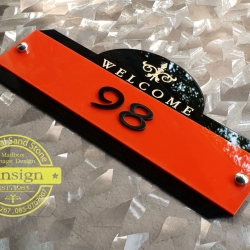 ป้ายบ้านเลขที่ อะคริลิคสีดำแถบแดง แกะสลักเวลคั่ม