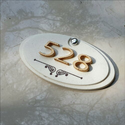 ป้ายบ้านเลขที่สวยๆ ป้ายเลขห้องรูปวงรีสีขาว ติดตัวสีเลขทอง เนื้อเรซิ่นหินทรายแท้
