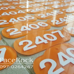 ป้ายเลขห้อง อะคริลิคสีส้มตัดเลเซอร์ ติดสติกเกอร์สีขาว ราคาถูก