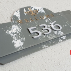ป้ายบ้านเลขที่ อะคริลิคสีเทาแกะสลักเวลคั่ม เลขขาว