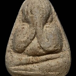 พระปิดตา พิมพ์ฐานหนุน เนื้อ : ผงว่าน 108