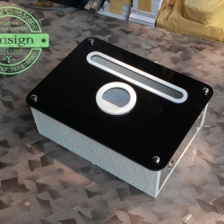 ตู้ไปรษณีย์อะคริลิคสีดำ ช่องมองและปากสีขาว