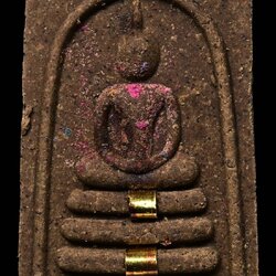 พระสมเด็จเจ้าสัวมหาเศรษฐี เนื้อ : ผงโขลกโบราณ ตะกรุดทองคำ 2 ดอก แผ่นเงินปั้มรูปหลวงปู่หงษ์