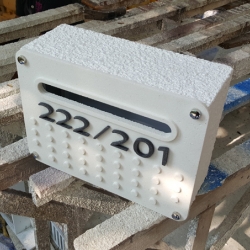 ตู้จดหมายลายจุด สีขาวครีม