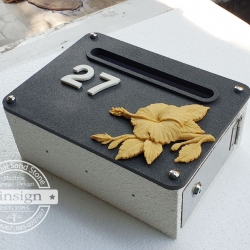 ตู้จดหมายสีดำติดดอกชบาสีครีม ตัวเลขใหญ่