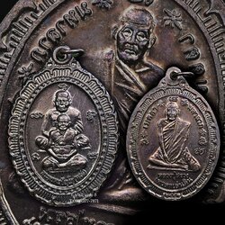 เหรียญน้ำทิพย์ หน้าหลวงปู่ทวด - หลวงปู่หงษ์ หลังหลวงปู่สรวงเนื้อ : ทองแดง รมดำ แบบโค้ตในเหรียญ