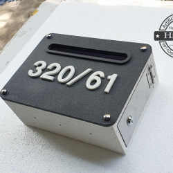 ตู้รับจดหมายสีดำแบบเรียบๆ ติดตัวเลขสีขาวใหญ่