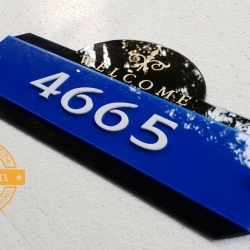 ป้ายบ้านเลขที่ อะคริลิคสีดำแถบน้ำเงิน แกะสลักเวลคั่ม