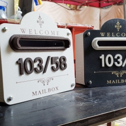 ตู้รับจดหมายลายWelcome สีดำและสีขาว ปากใหญ่