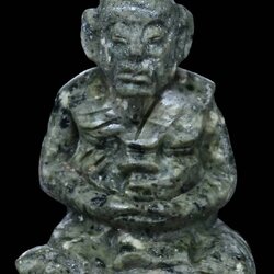 หลวงปู่หงษ์รูปเหมือนนั่งรวย เนื้อ : หินหยกแกะอุดผงธาตุขันต์