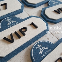 ป้ายเลขที่ห้องพักเนื้อหินทรายเทียม โรงแรมอโรม่า