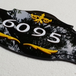 ป้ายบ้านเลขที่ อะคริลิคสีดำลายเหลืองทรงวินเทจ