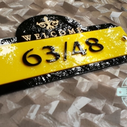 ป้ายบ้านเลขที่ อะคริลิคสีดำแถบเหลือง แกะสลักเวลคั่ม