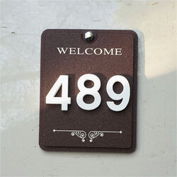 ป้ายบ้านเลขที่สวยๆ แนวตั้งสีโอ๊ค ติดตัวเลขสีขาว ลาย Welcome ป้ายมงคล เนื้อเรซิ่นหินทราย