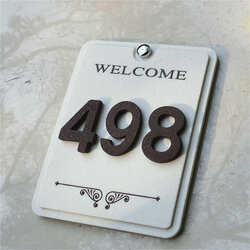 ป้ายบ้านเลขที่ แนวตั้งสีขาวตัวเลขสีโอ๊ค ลาย Welcome ป้ายสวยๆ เหมาะสำหรับตัวเลข 1-3 หลัก