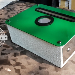 ตู้จดหมายอะคริลิคสีเขียว ช่องมองและปากสีดำ