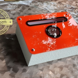 ตู้ไปรษณีย์อะคริลิคสีแดง ช่องมองและปากสีดำ