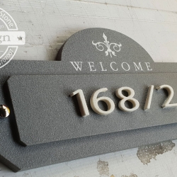 ป้ายบ้านเลขที่เวลคั่มวินเทจใหญ่ สีเทา 168 2 ติดตัวเลขขนาดเล็ก