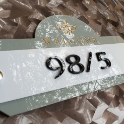 ป้ายบ้านเลขที่ อะคริลิคสีเทาแถบขาว แกะสลักเวลคั่ม