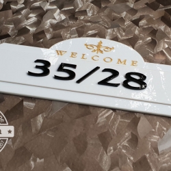 ป้ายบ้านเลขที่ อะคริลิคสีขาว แกะสลักเวลคั่ม เลขดำ