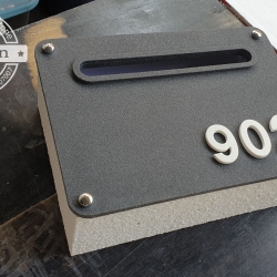 ตู้รับจดหมายแบบเรียบสีดำ ติดเลขมุมขวาล่างสีขาว