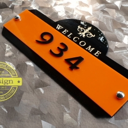 ป้ายบ้านเลขที่ อะคริลิคสีดำแถบส้ม แกะสลักเวลคั่ม