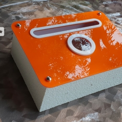 ตู้รับจดหมายอะคริลิคสีส้ม ช่องมองและปากสีขาว