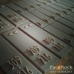 ป้ายเลขห้องพักโรงแรม แนวตั้งสีเทา แนวโมเดิร์น