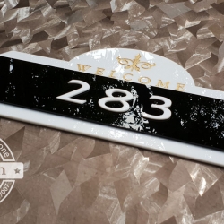 ป้ายบ้านเลขที่ อะคริลิคสีขาวแถบดำ แกะสลักเวลคั่ม