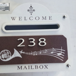 ตู้ไปรษณีย์ ตู้จดหมายลาย Welcome สีขาว กรอบในโอ๊ค ลายดนตรี